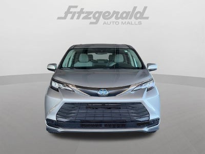 2022 Toyota Sienna LE 8 Passenger