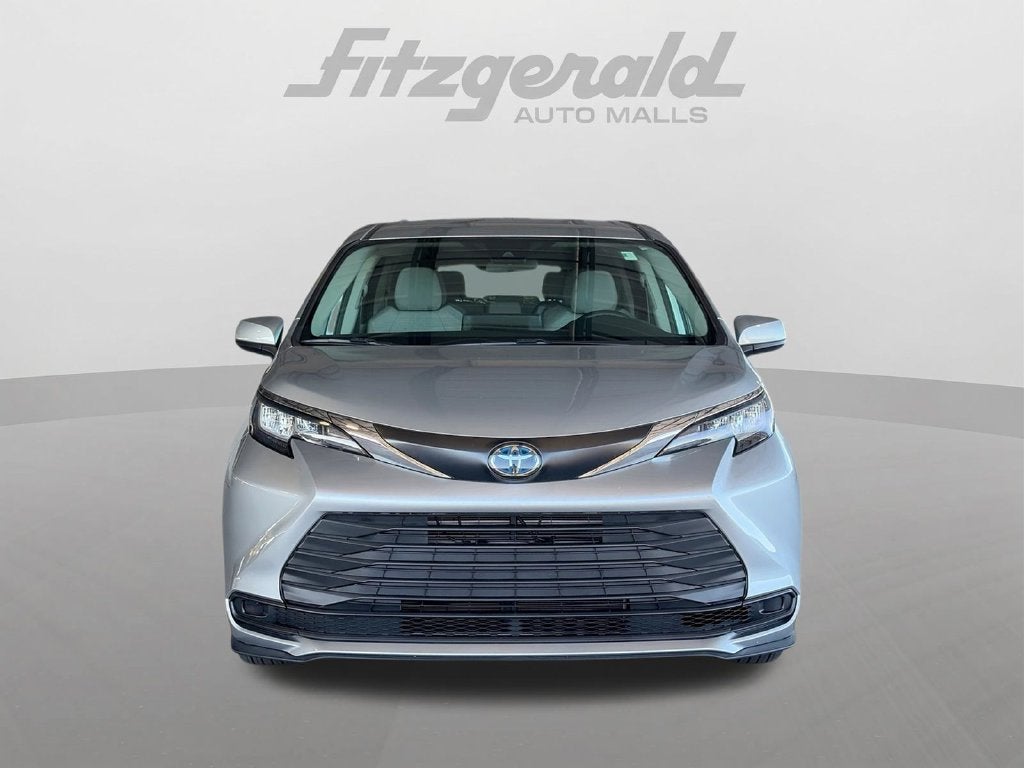 2022 Toyota Sienna LE 8 Passenger