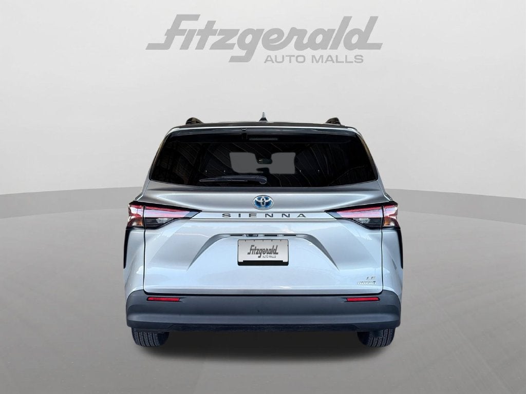 2022 Toyota Sienna LE 8 Passenger