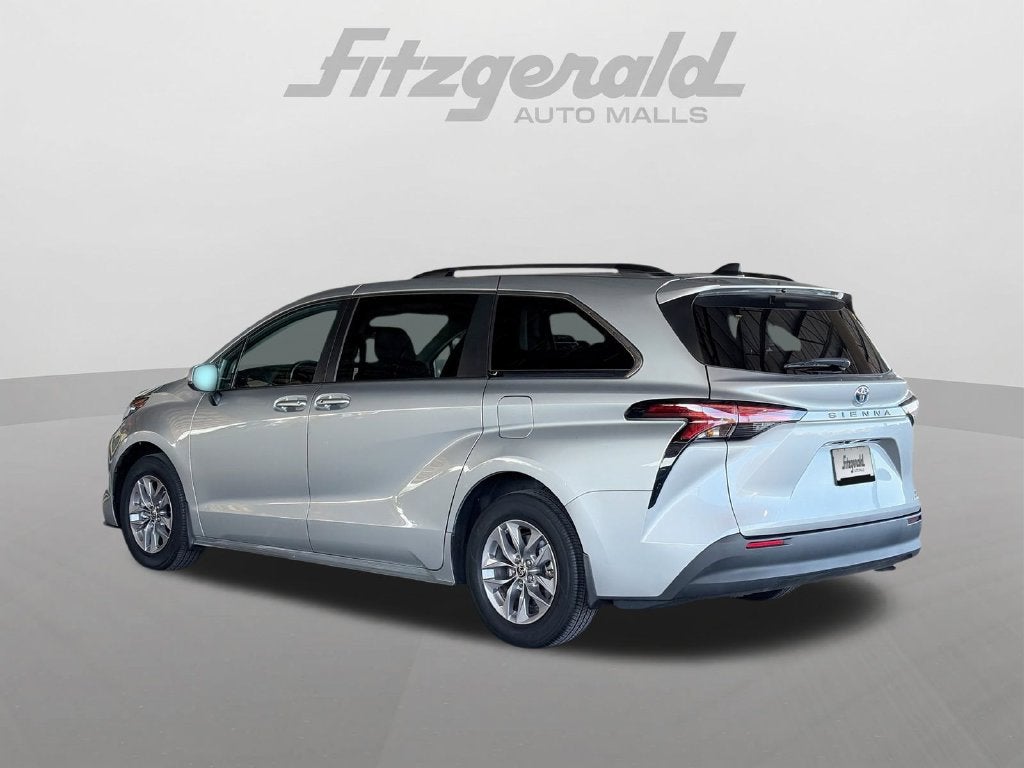 2022 Toyota Sienna LE 8 Passenger