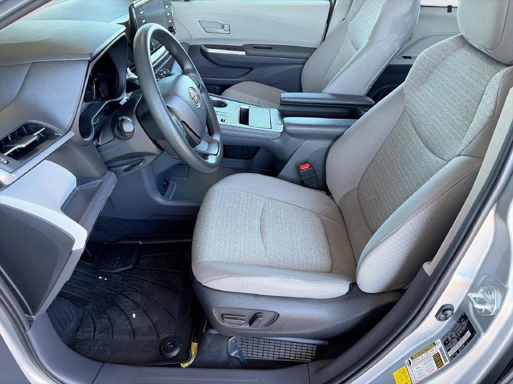 2022 Toyota Sienna LE 8 Passenger