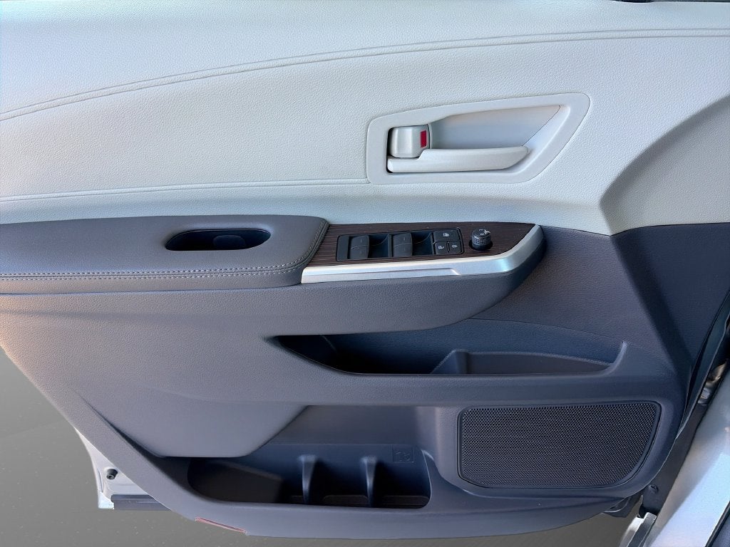2022 Toyota Sienna LE 8 Passenger