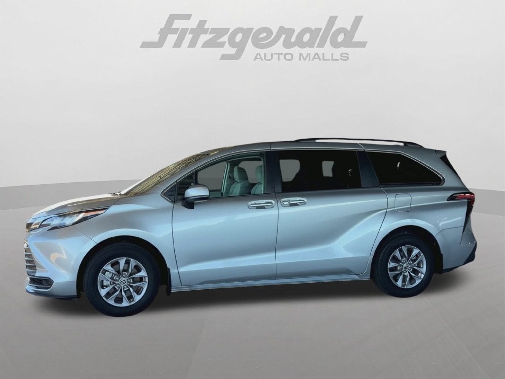 2022 Toyota Sienna LE 8 Passenger
