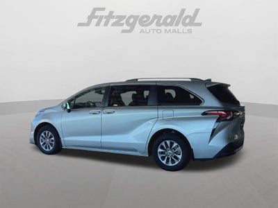 2022 Toyota Sienna LE 8 Passenger