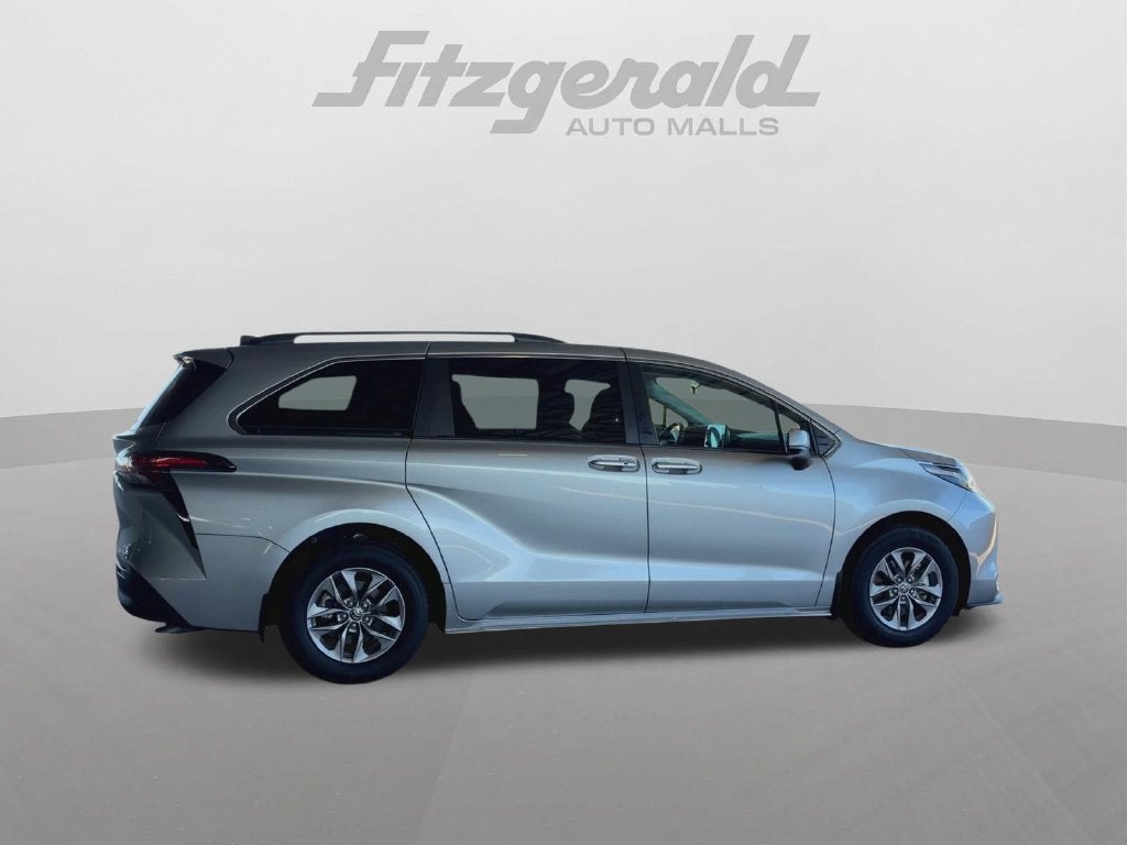 2022 Toyota Sienna LE 8 Passenger
