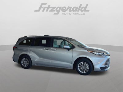 2022 Toyota Sienna LE 8 Passenger