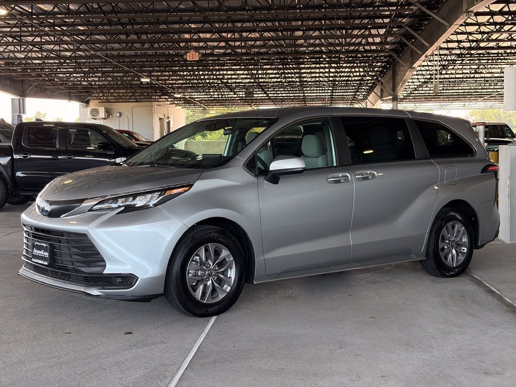 2025 Toyota Sienna LE 8 Passenger