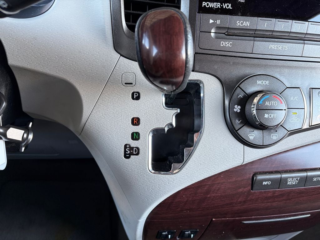 2013 Toyota Sienna XLE 8 Passenger