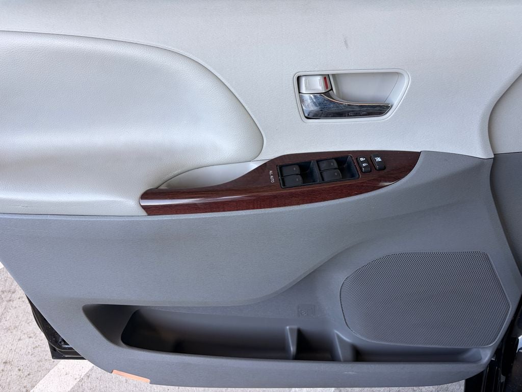 2013 Toyota Sienna XLE 8 Passenger