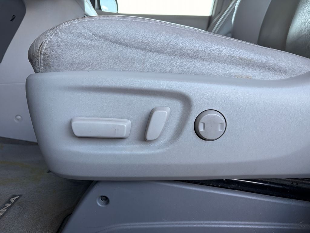2013 Toyota Sienna XLE 8 Passenger