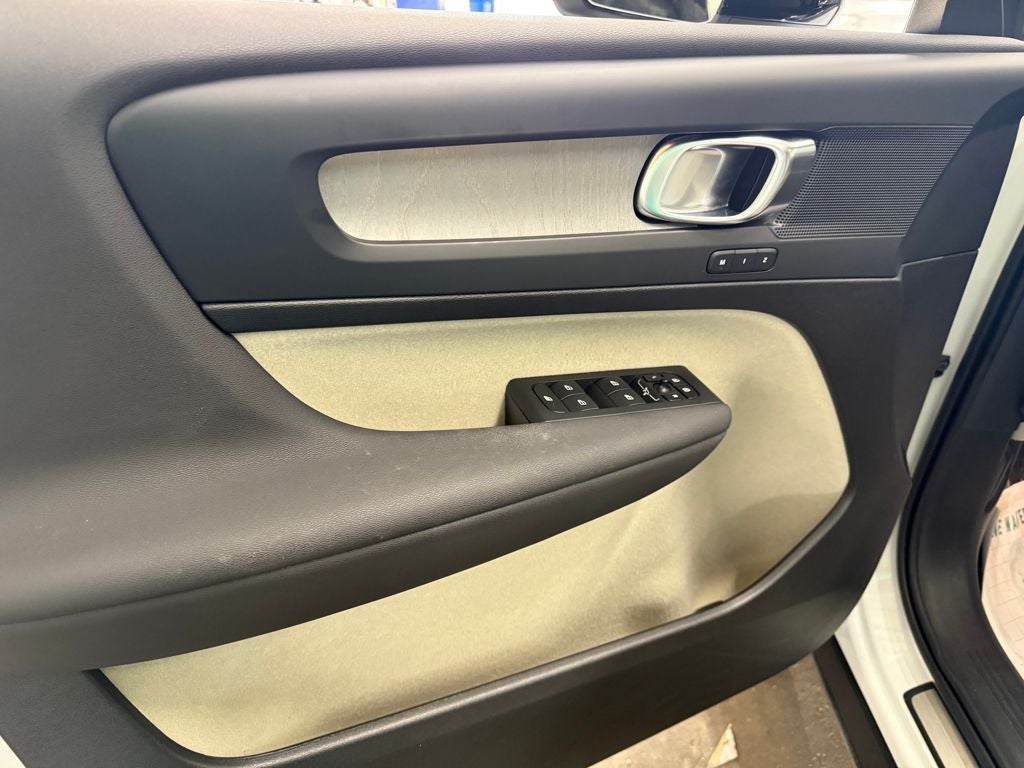 2025 Volvo XC40 B5 Plus Dark Theme