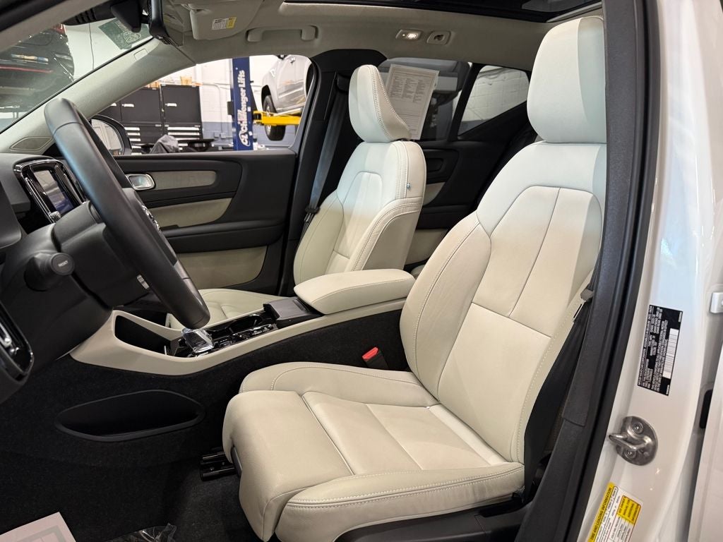 2025 Volvo XC40 B5 Plus Dark Theme