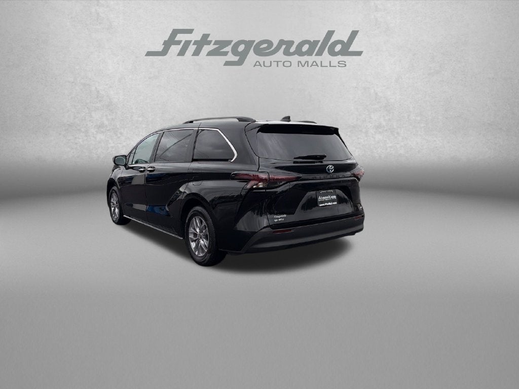2025 Toyota Sienna XLE 8 Passenger