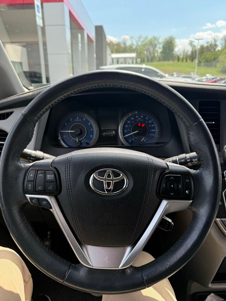 2017 Toyota SIENNA XLE 3.5L XLE 8 Passenger