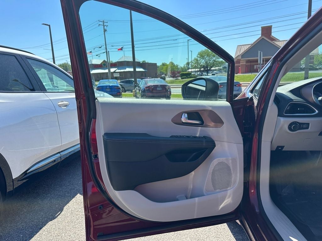 2023 Chrysler Voyager LX
