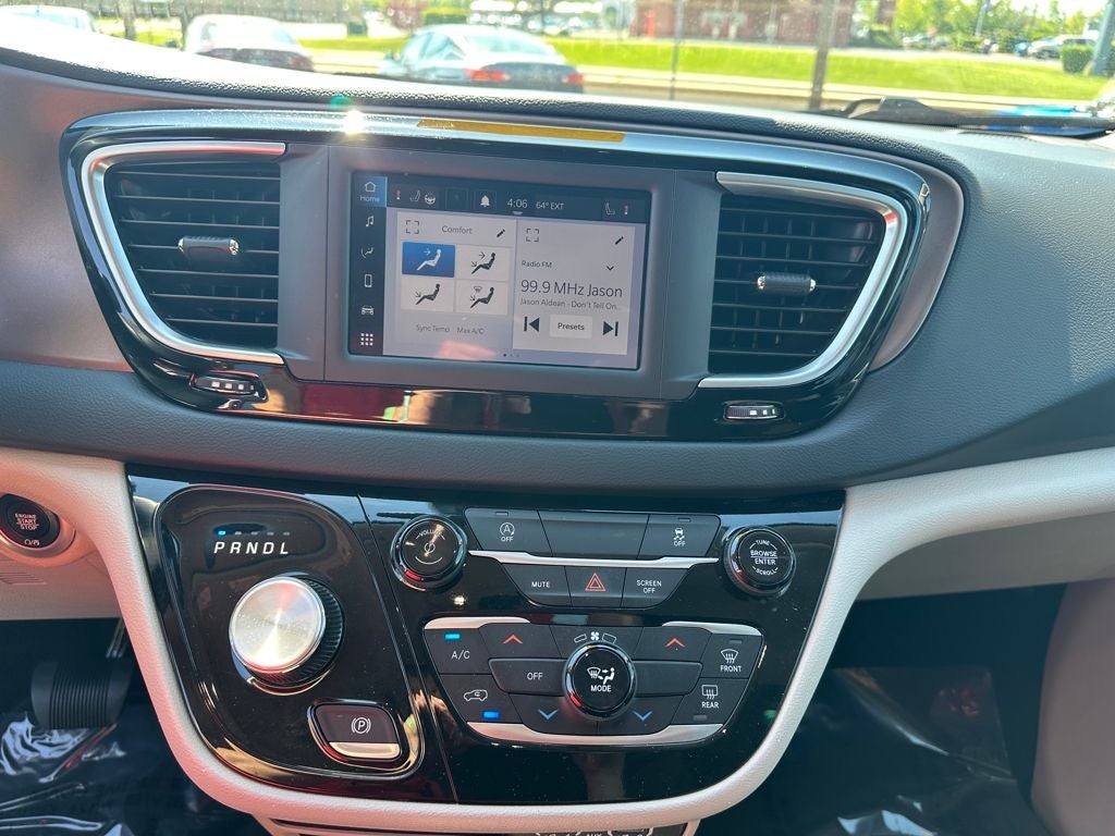 2023 Chrysler Voyager LX