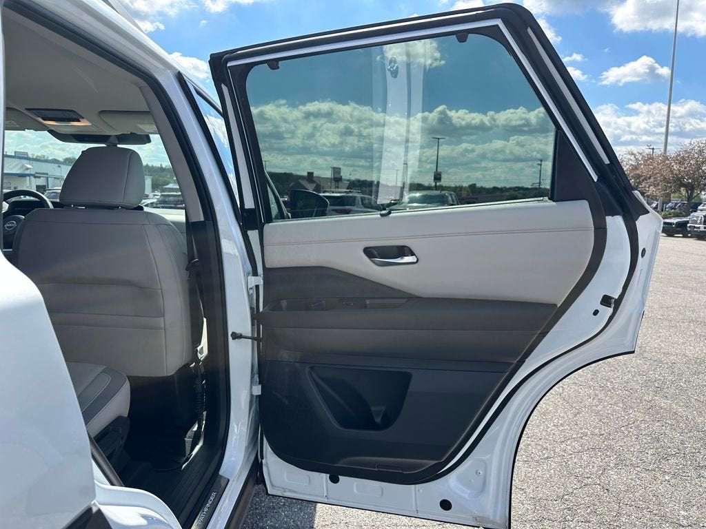 2025 Nissan Pathfinder SL 4WD