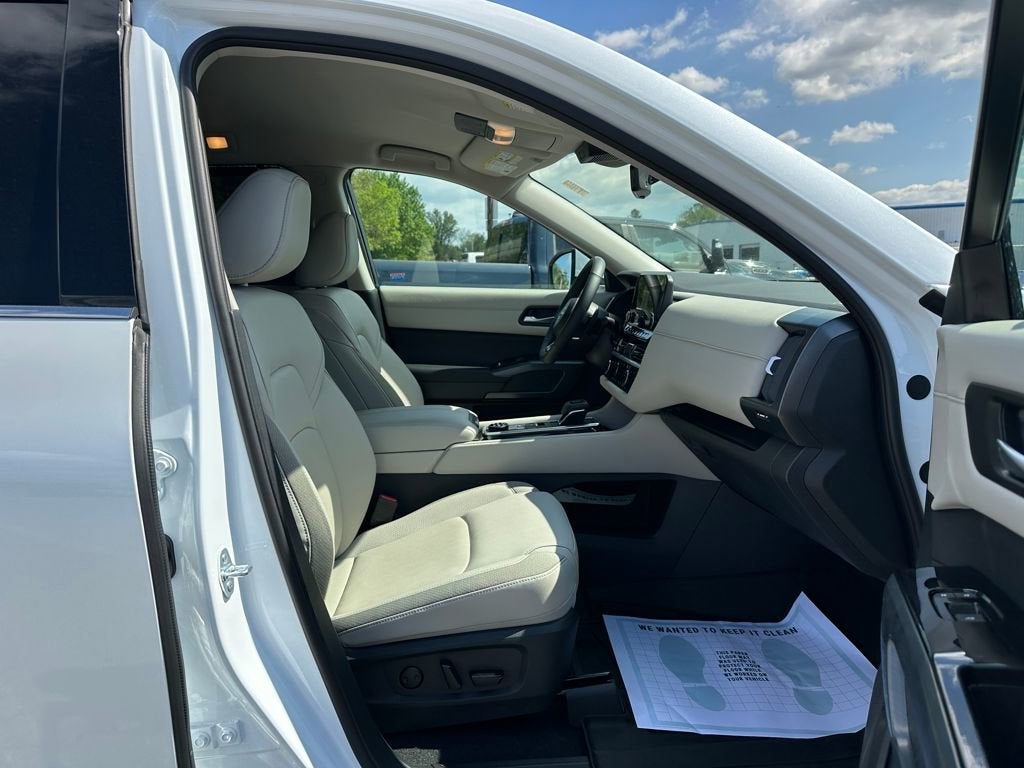 2025 Nissan Pathfinder SL 4WD
