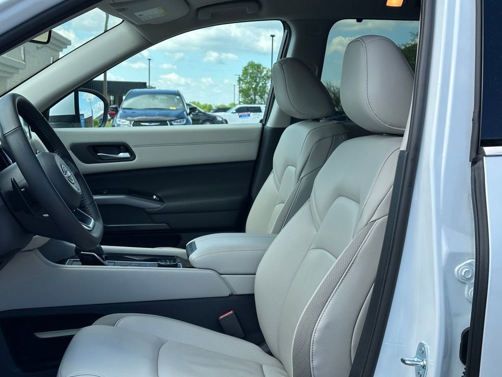 2025 Nissan Pathfinder SL 4WD