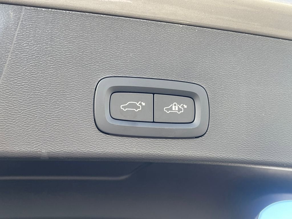 2022 Volvo XC40 R-Design