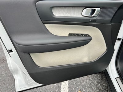 2023 Volvo XC40 Plus Bright Theme